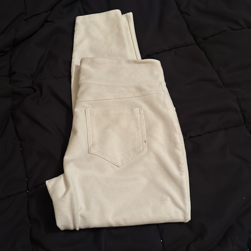 White pull on skinny jeans or jeggings